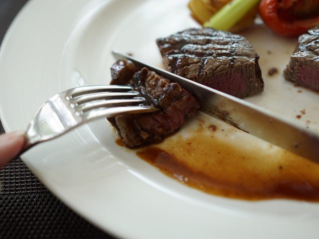 Perfectly Cooked Steak Using a Cast Iron Skillet [VIDEO]