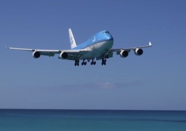 Insane 747 Low Landing