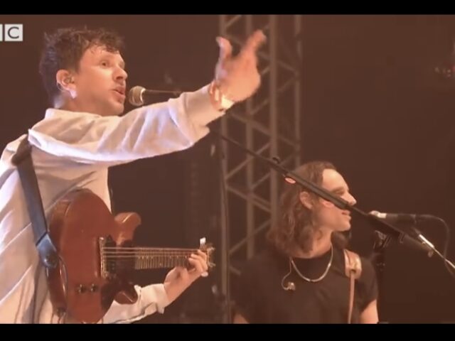 Jamie T – Sticks N Stones (Glastonbury 2022) Is the most British thing we’ve seen in ages & it’s fucking awesome.