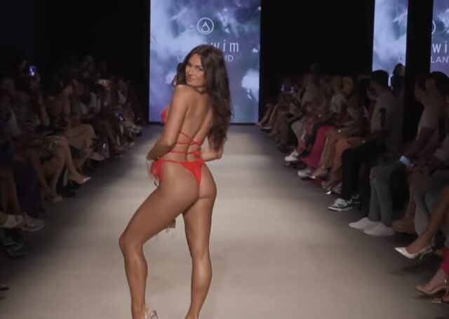 Axil Swim showing off in Miami (video)