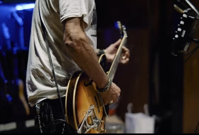 Slash covers Howlin’ Wolfs “Killing Floor” with Brian Johnson and it rocks pretty damn hard. (video)