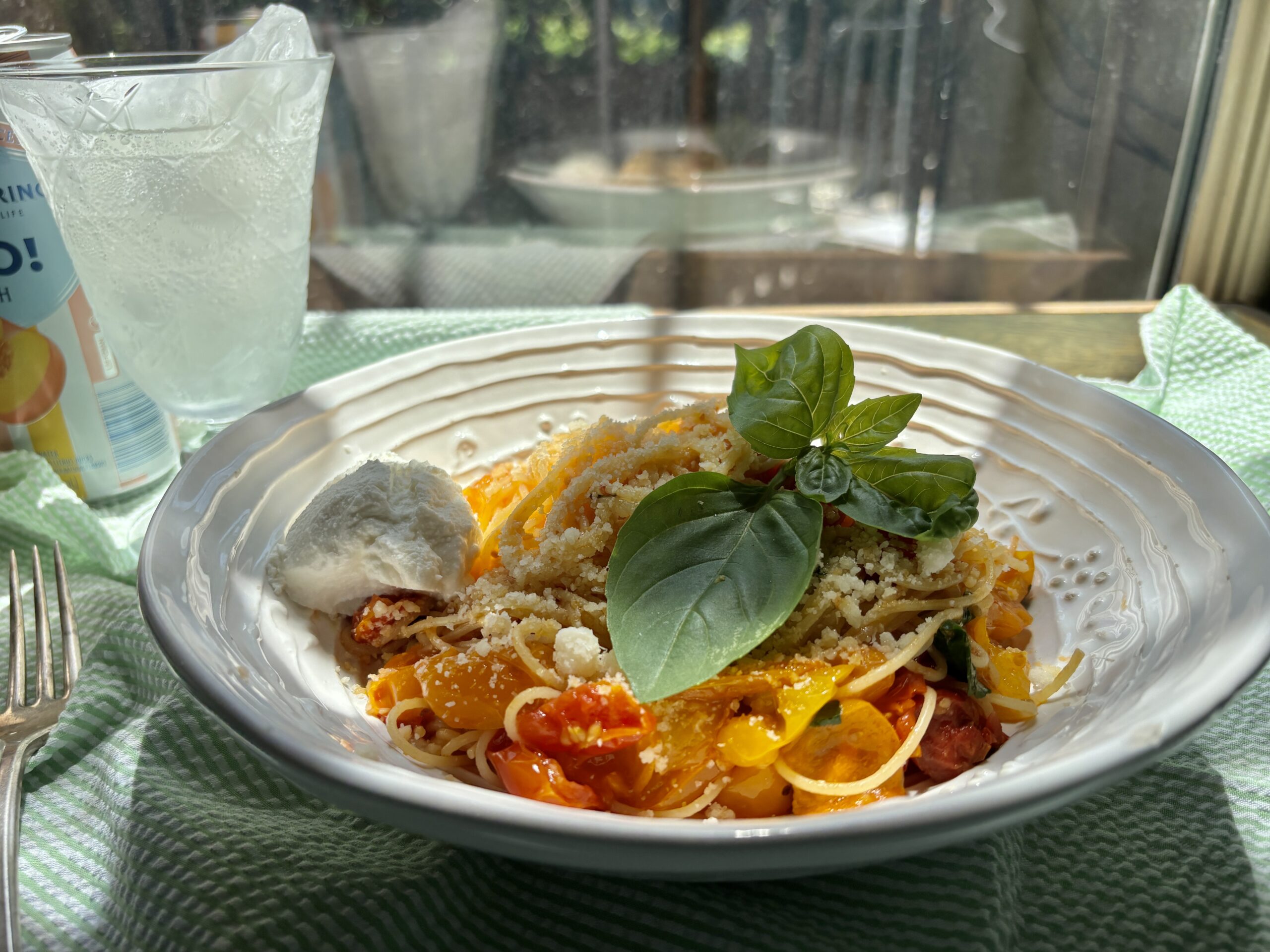 Pasta con pomodoro e basilico (pasta with tomatoes and basil)